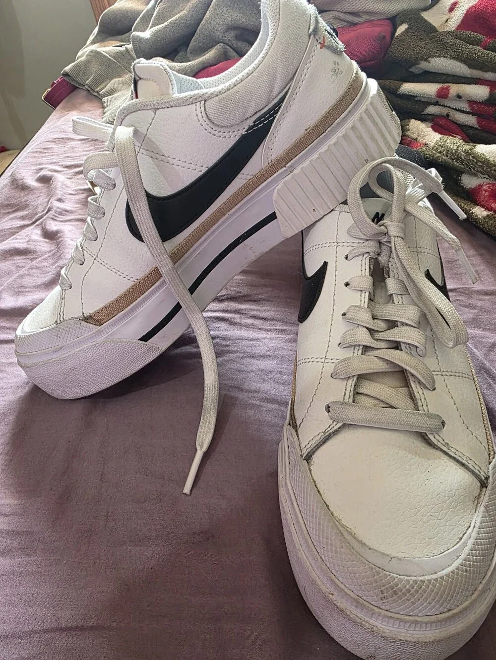 Nike White and Black Women’s Low-Top Athletic Sneakers